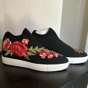 NEW Steve Madden sly sneakers with floral appliqué